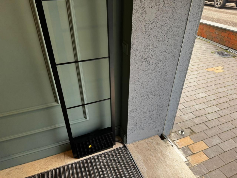 Магазин Тишина: Винил и Звук, г. Калининград, 1-й Октябрьский пр. 5 - проход 1 метр2