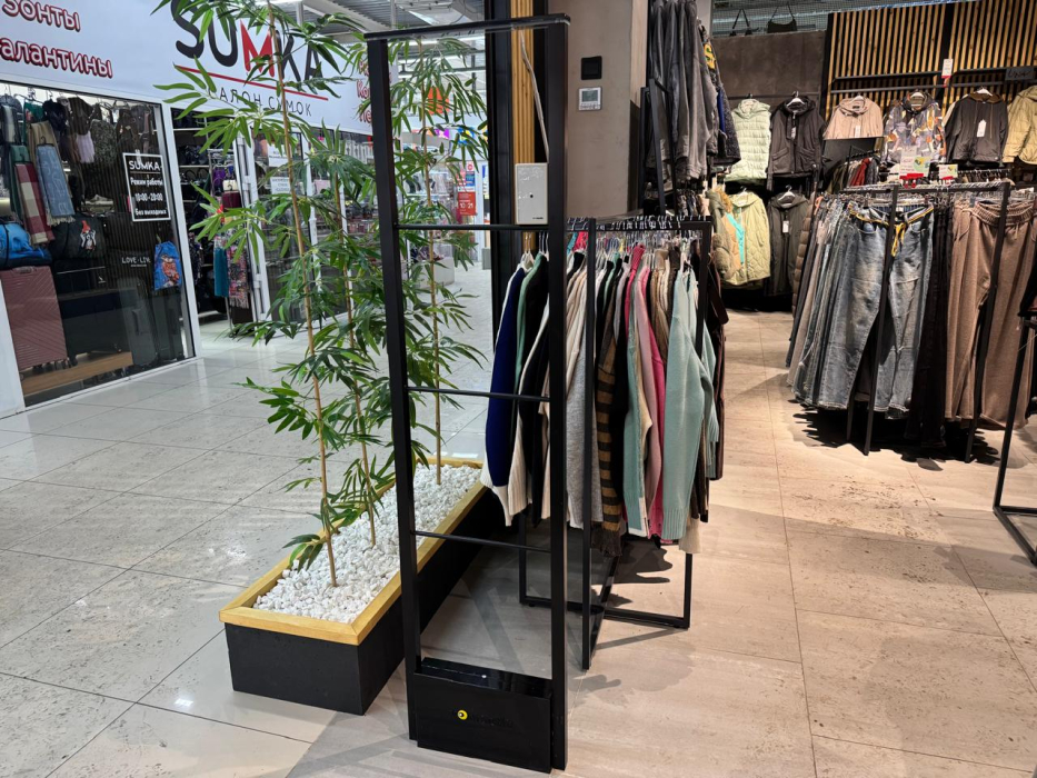 Магазин UNoW, г. Красноярск, ул. 60 лет Октября 48 - проход 120 см2