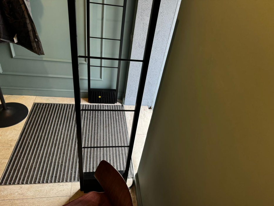 Магазин Тишина: Винил и Звук, г. Калининград, 1-й Октябрьский пр. 5 - проход 1 метр1