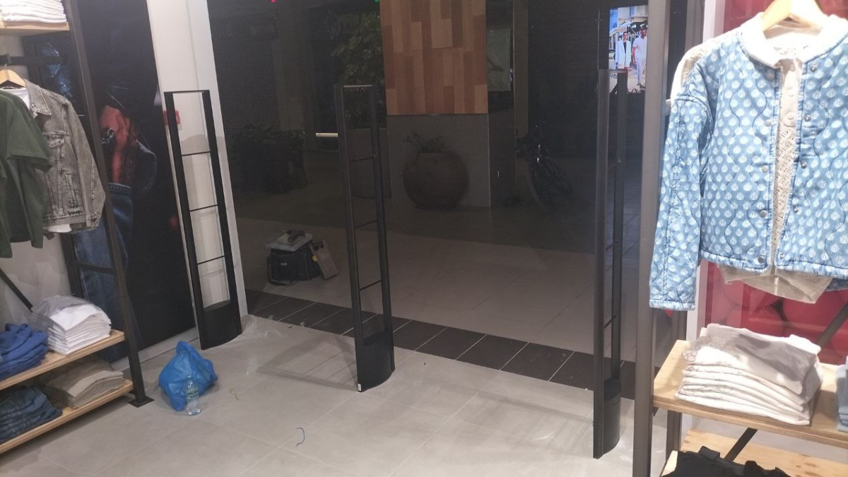 Магазин Levi's, г. Ростов-на-Дону, ТРЦ Горизонт - проход 260 см0