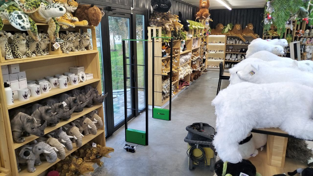 Магазин Сувениров, г. Ростов-на-Дону, ул. Зоологическая - 2 прохода по 1 метру1