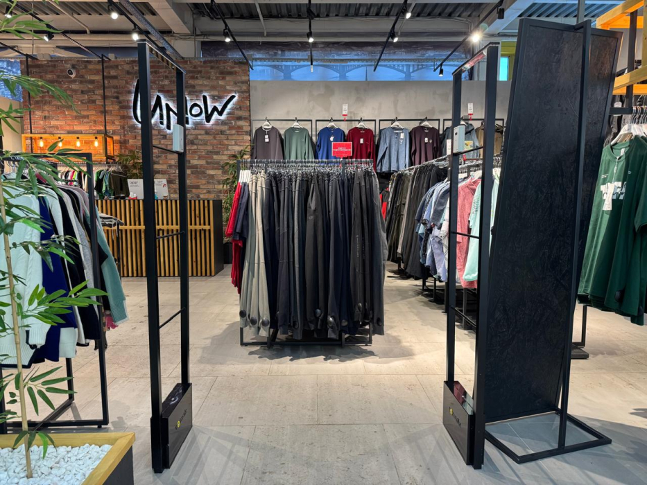 Магазин UNoW, г. Красноярск, ул. 60 лет Октября 48 - проход 120 см0