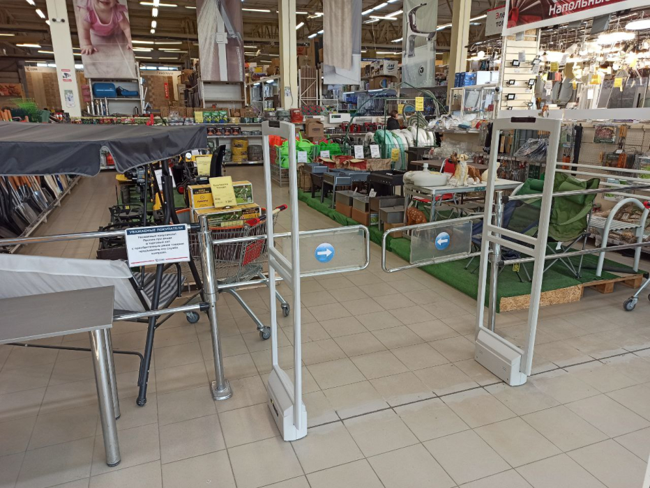 Гипермаркет Сом, г. Тобольск, переулок Рощинский 68В/2 - 3 прохода с разной шириной4