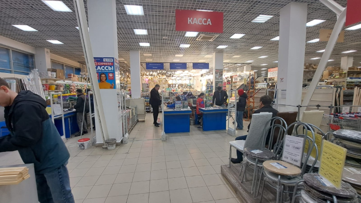 Гипермаркет Сом, г. Нижний Тагил, ул. Красноармейская 79 - 3 прохода с разной шириной2