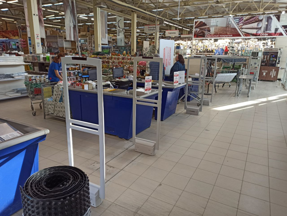 Гипермаркет Сом, г. Тобольск, переулок Рощинский 68В/2 - 3 прохода с разной шириной0