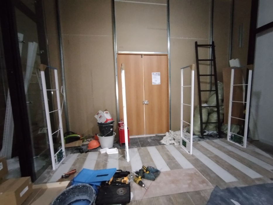 Магазин Levi's, г. Новосибирск, ТЦ Мега - проход 4 метра2