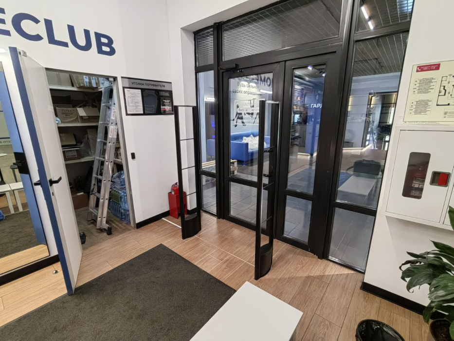 Спортивный клуб Октябрь, г. Санкт-Петербург, Октябрьская наб., 6В - проход 1 метр1