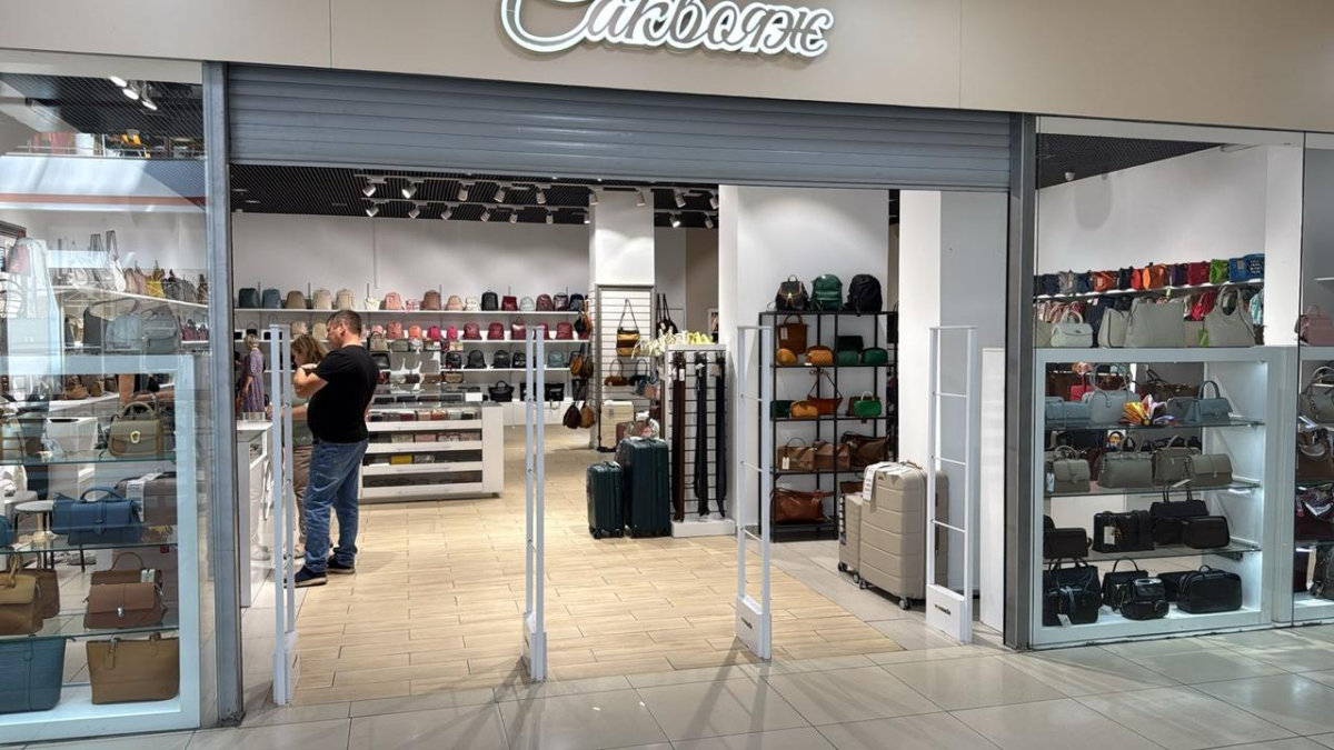 Магазин Саквояж, г. Ульяновск, ТЦ Версаль - проход 360 см0