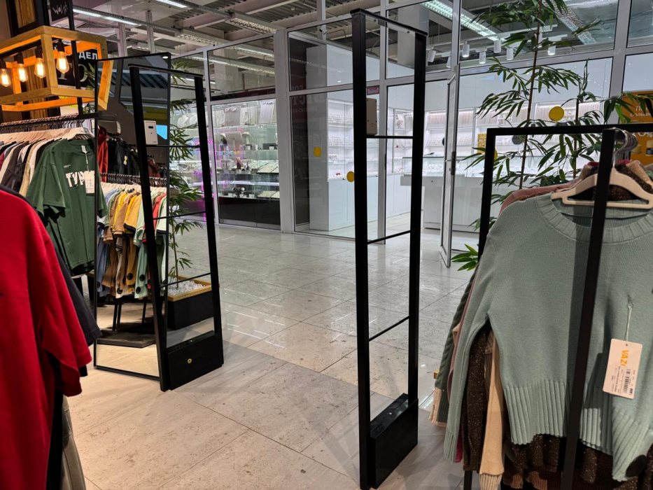 Магазин UNoW, г. Красноярск, ул. 60 лет Октября 48 - проход 120 см1