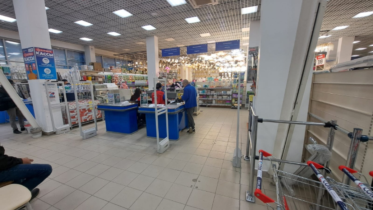 Гипермаркет Сом, г. Нижний Тагил, ул. Красноармейская 79 - 3 прохода с разной шириной1